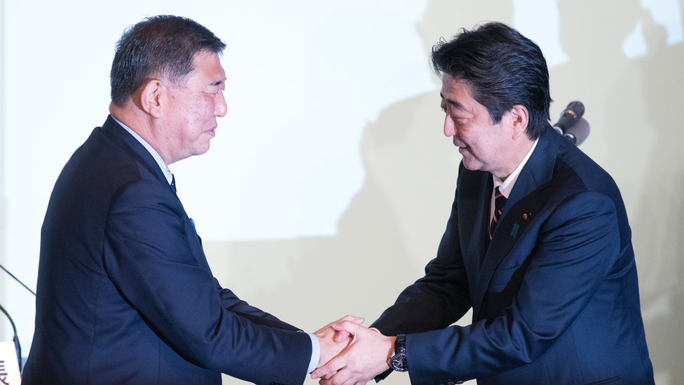 Shigeru Ishiba pictured with Shinzo Abe