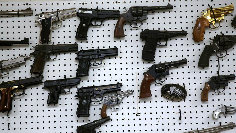 Armas expuestas en una pared.