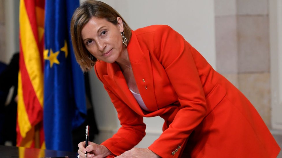 La expresidenta de la ANC ahora es presidenta del parlamento catalán. Forcadell firmando
