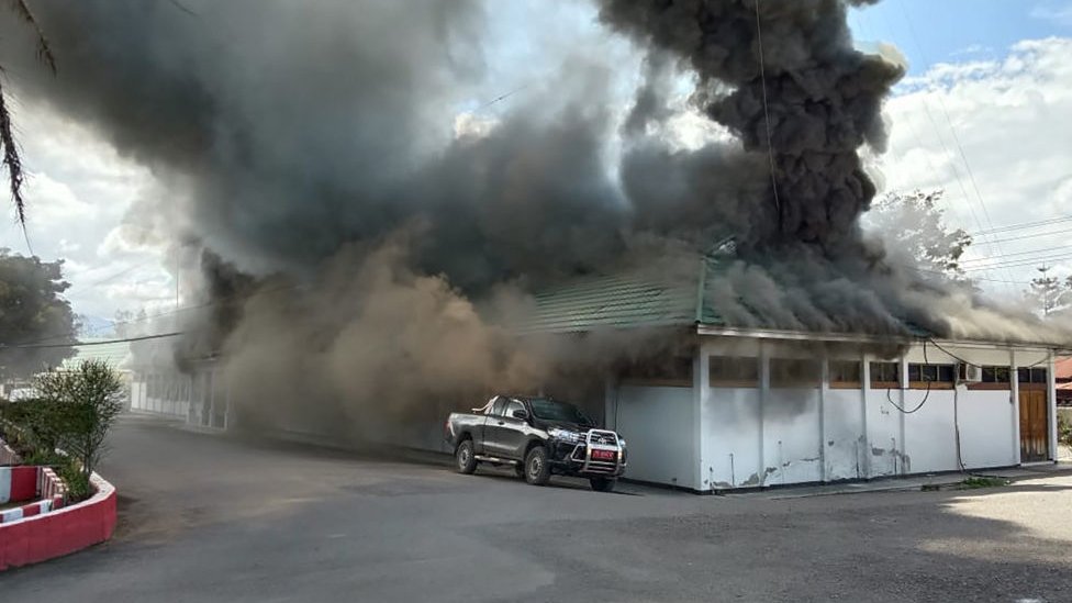 Дом горит из-за вспыхнувших протестов в Вамене 23 сентября 2019 г.