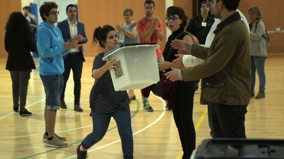 Un grupo de voluntarios organiza las cajas de un centro de votación en Barcelona. El 6 de septiembre el presidente de la Generalitat, Carles Puigdemont, convocó oficialmente el referendo y el gobierno de Mariano Rajoy denunció su acción ante los tribunales, que le dieron la razón. Jóvenes con cajas