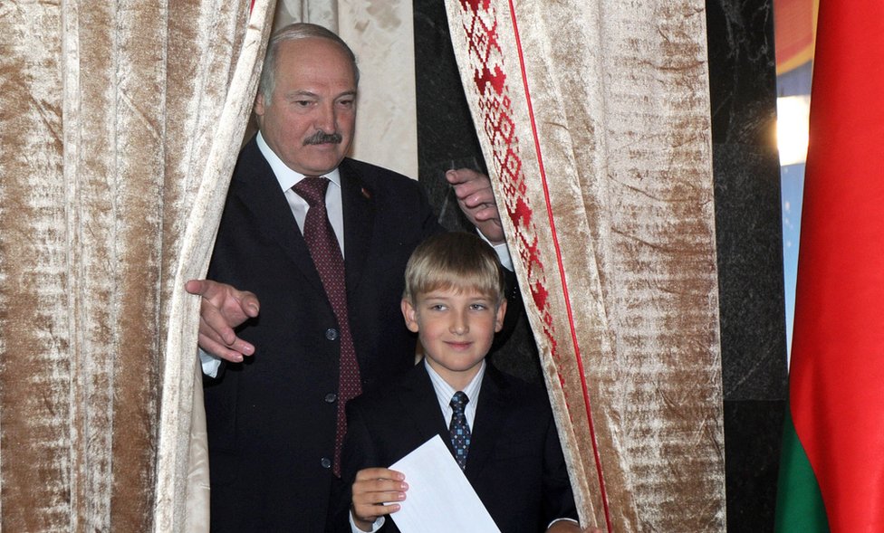 Президент Беларуси Александр Лукашенко (слева) стоит со своим сыном Колей перед голосованием 23 сентября 2012 года в Минске