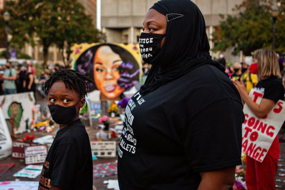Una madre y su hijo asisten a una manifestación en lo que ahora se llama Injustice Square Park en el centro de Louisville por la muerte de Breonna Taylor por disparos de la policía en septiembre de 2020 en Louisville, KY.
