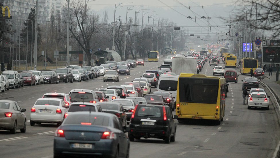 Tráfico en Kiev, la capital de Ucrania.