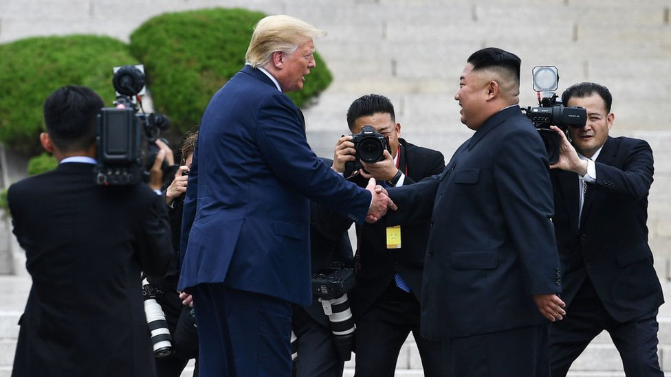Trump le da la mano a Kim