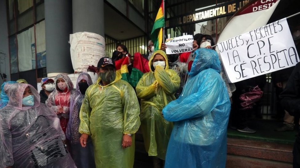 Люди протестуют против дисквалификации кандидатуры бывшего президента Эво Моралеса на должность Сената в Ла-Пасе, Боливия, 7 сентября 2020 г.