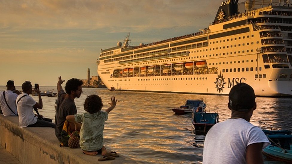Круизный лайнер покидает гавань Гаваны