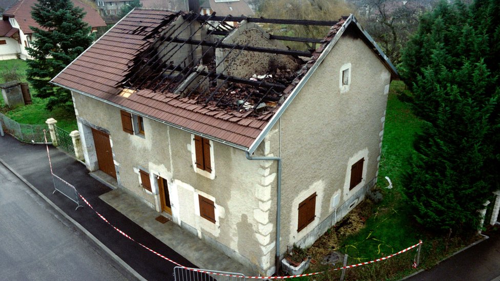 Una casa con el techo quemado.