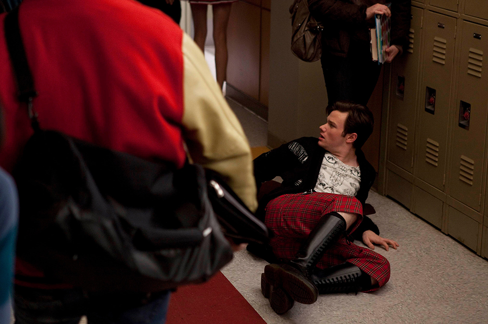 Kurt durante una escena de bullying en Glee