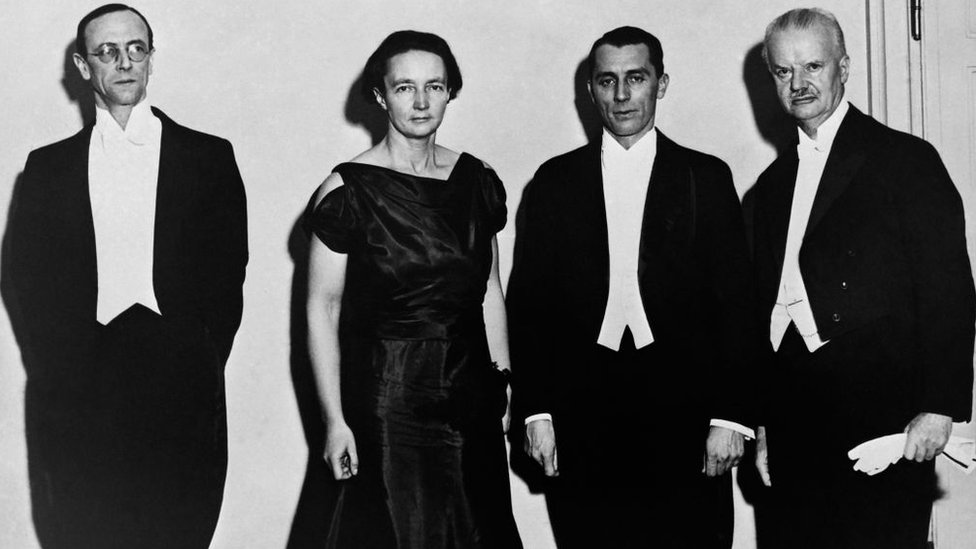 Quatre lauréats avec, de gauche à droite, Monsieur Chadwick (Physique), Madame et Monsieur Joliot-Curie (Chimie) et le Professeur Spemann (Médecine) à Stockholm, Suède en décembre 1935.