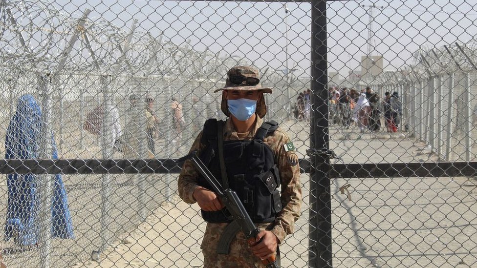 Guardia pakistaní en la frontera con Afganistán