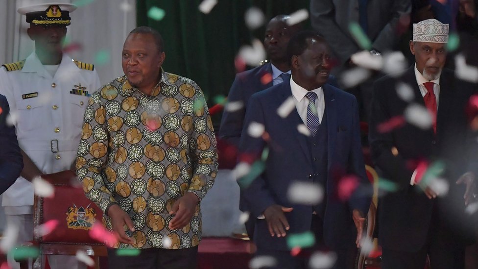 Президент Ухуру Кеньятта (спереди слева) и Раила Одинга (впереди в центре) на презентации отчета BBI - ноябрь 2019 г.