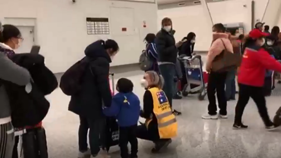 Очередь австралийцев, ожидающих в аэропорту Ухани посадки на эвакуационный рейс на остров Рождества