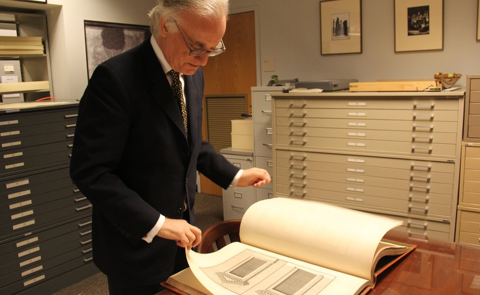 Джулиан Раби смотрит на копию «Руин Пальмиры» в архиве Фрира