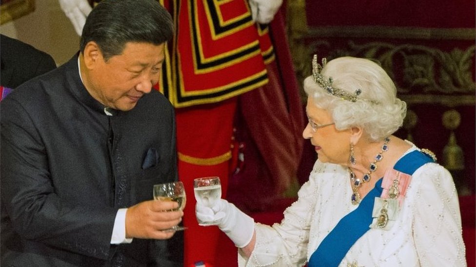 Президент Китая Си Цзиньпин с королевой Елизаветой II
