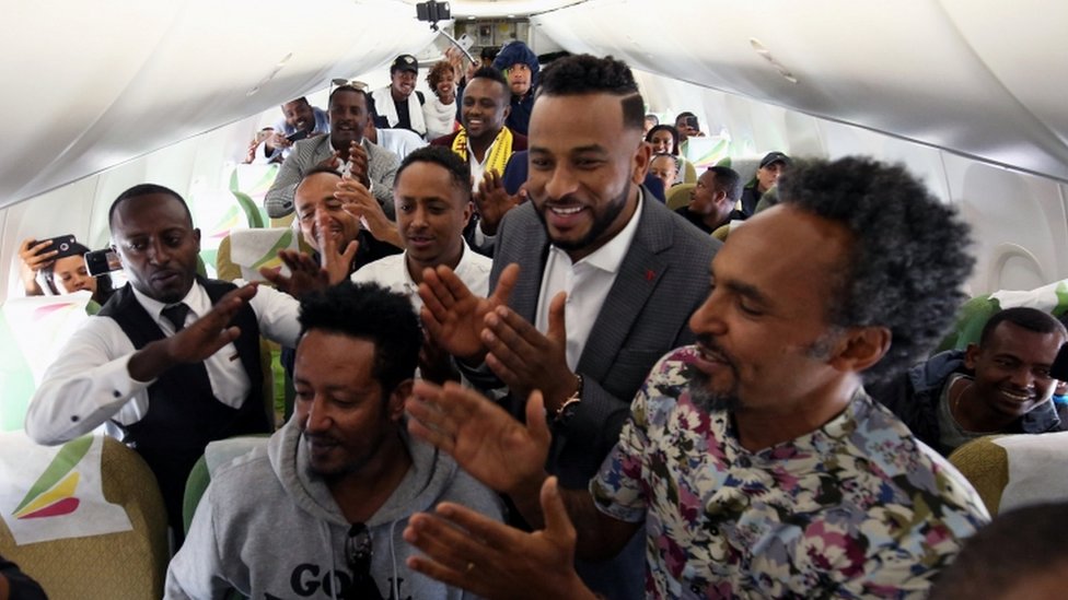 Pasajeros del vuelo de Ethiopian Airlines celebrando el poder visitar Eritrea por primera vez en 20 años.