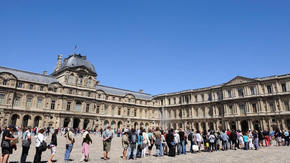 طابور السياح أمام متحف اللوفر في باريس عام 2017، وأغلق المتحف أبوابه ليوم كامل في هذا العام بعد أن غادره الموظفون احتجاجا على اكتظاظه بالزوار