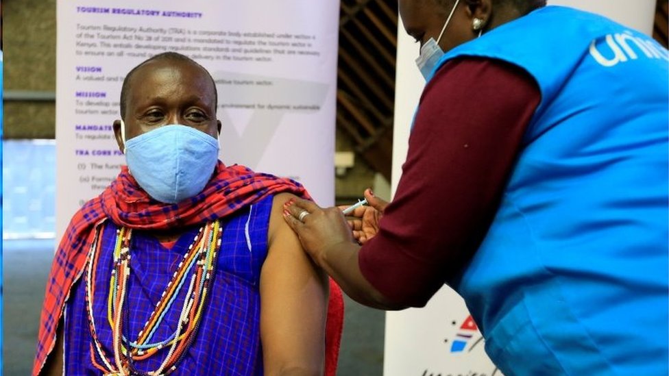 Queniano recebendo dose de vacina