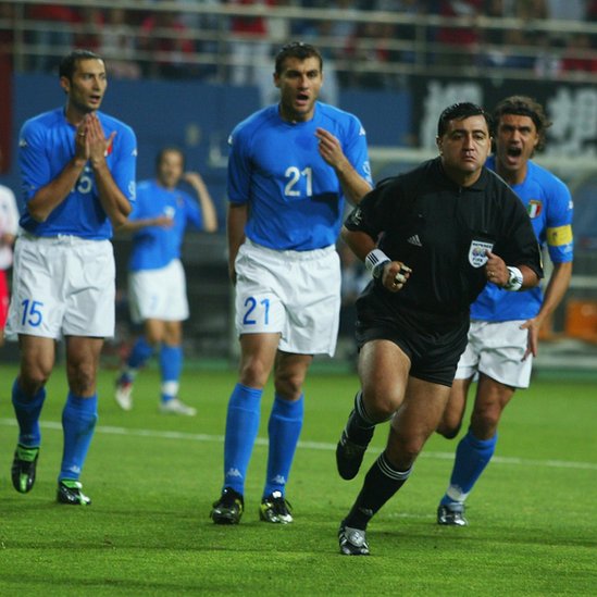 Byron Moreno perseguido por los jugadores italianos.