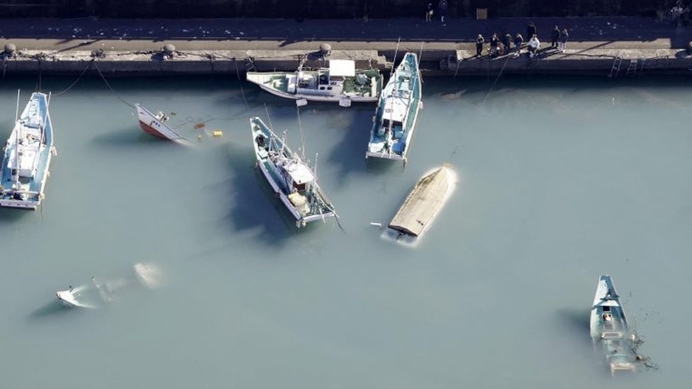 Barcos volcados en Muroto, Kochi, Japón, el 16 de enero de 2022