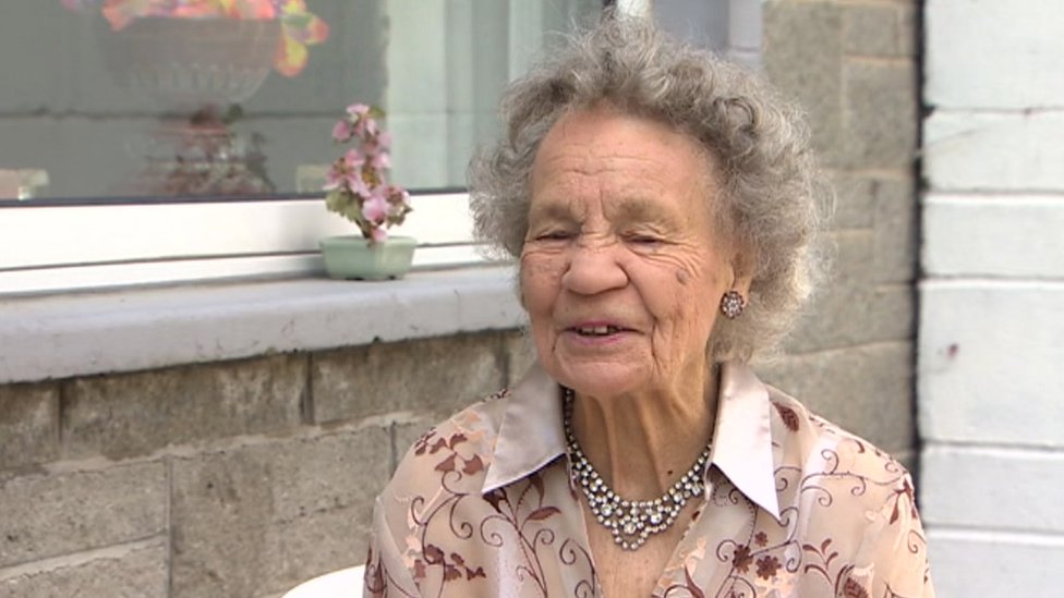Ева Мэй Коттер, которой в понедельник исполнилось 100 лет, вспоминает, как люди волновались по поводу Дня Победы