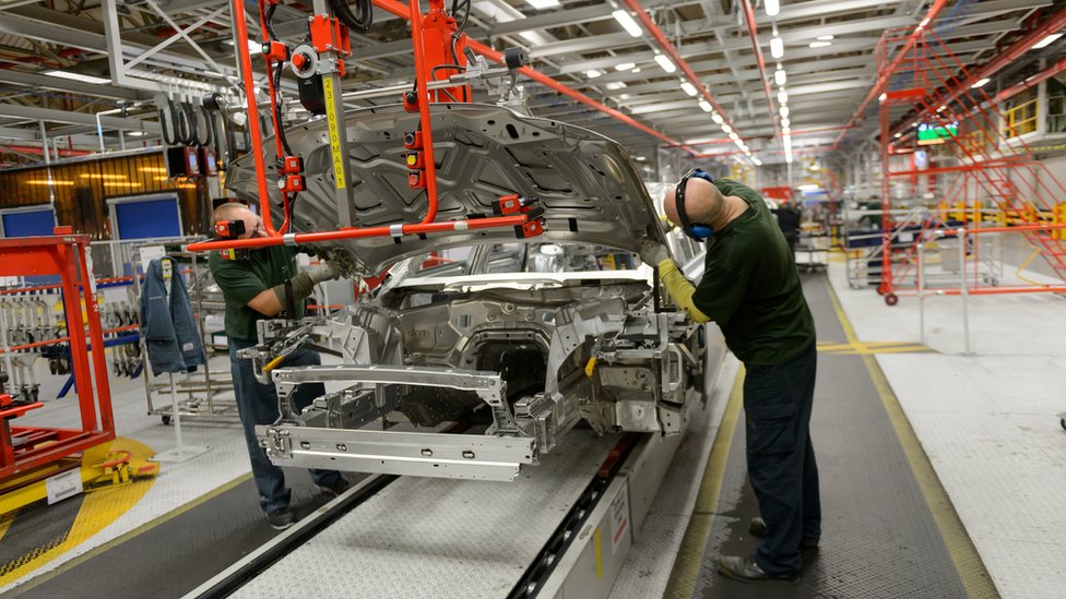 Рабочие производственной линии Jaguar Land Rover