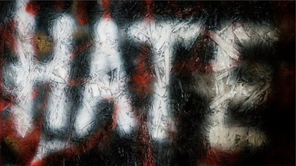 Знак «Ненависть», окрашенный аэрозольной краской