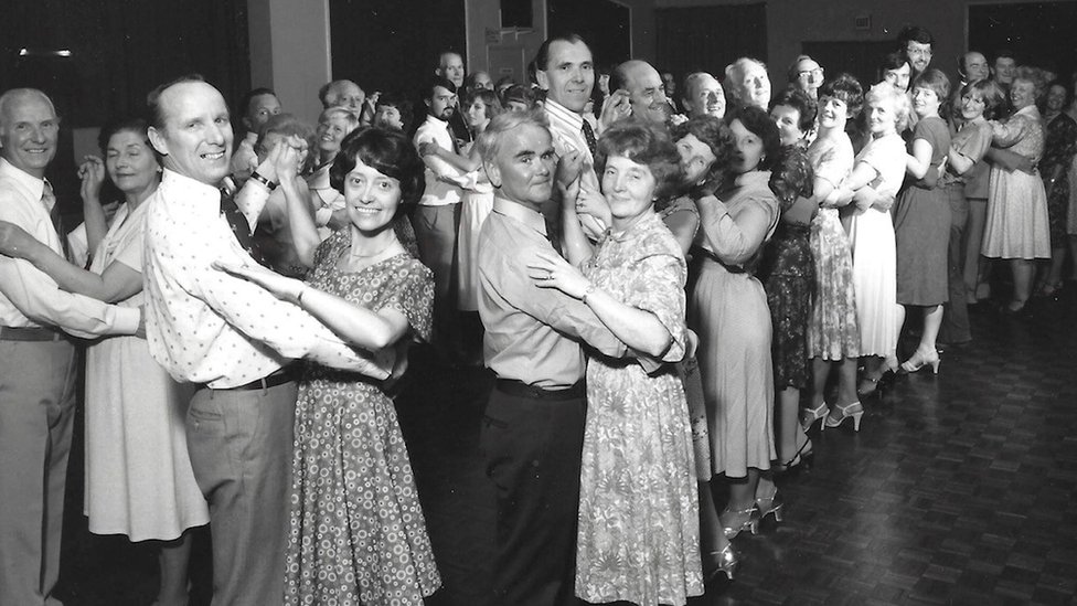 Бальные танцы в клубе в 1980-е