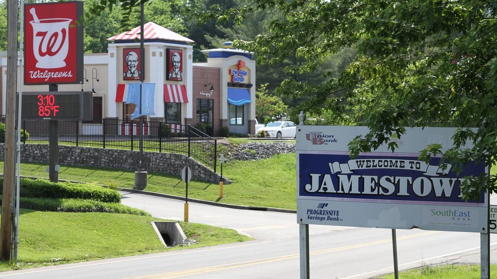 Las grandes cadenas, como Walgreens, KFC o Walmart, generaron algunos puestos de trabajo - pero muchos aquí se quejan de que están cambiando la fisonomía del pequeño pueblo. "Welcome to Jamestown", cartel de bienvenida junto a la ruta, con locales de Walgreens y KFC detrás