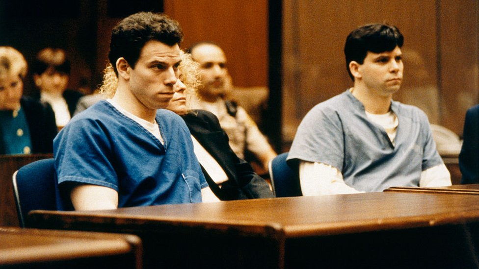 Erik y Lyle Menéndez ante el juez en marzo de 1994.