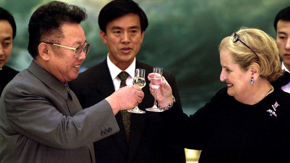 North Korean leader Kim Jong Il (L) toasts US Secretary of State Madeleine Albright at a dinner in Pyongyang on 24 October 2000.