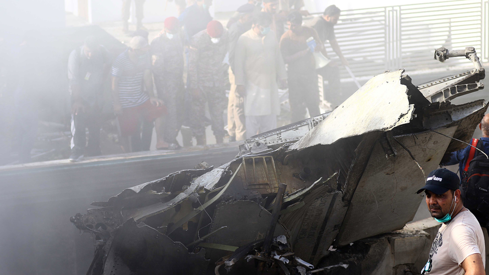 Escombros del avión de Pakistan International Airlines