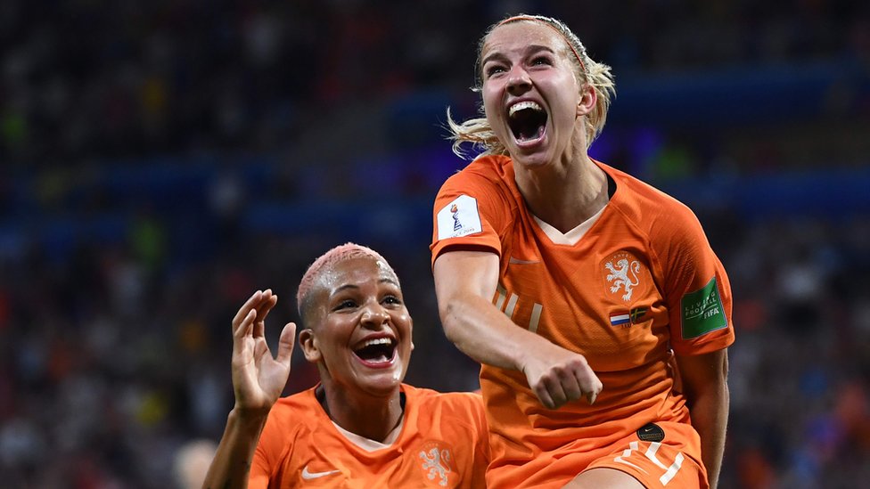 Jackie Groenen, de Holanda, celebra su gol ante Suecia