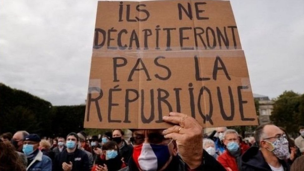 محتجون على حادث ذبح المعلم الفرنسي