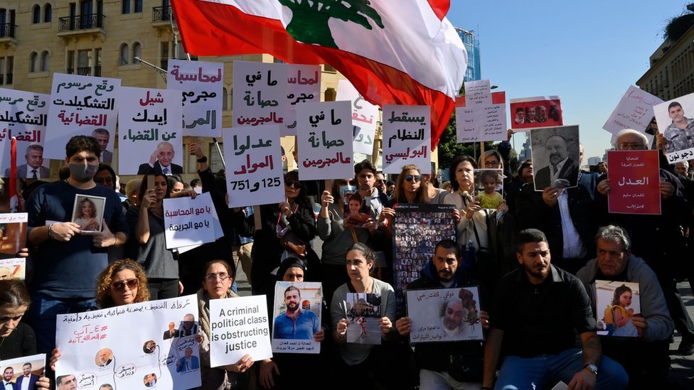 أهالي ضحايا انفجار 4 آب/أغسطس 2020 في مرفأ بيروت يحملون لافتات وصور لأقاربهم المتوفين في مظاهرة خارج مبنى البرلمان في بيروت، لبنان (19 كانون الثاني/يناير 2023)