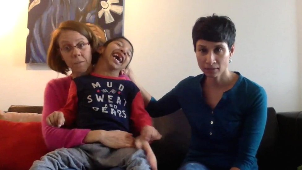 Lynda Collins (izq.), y su amiga Natasha Bakth y su hijo Elaan. Natasha