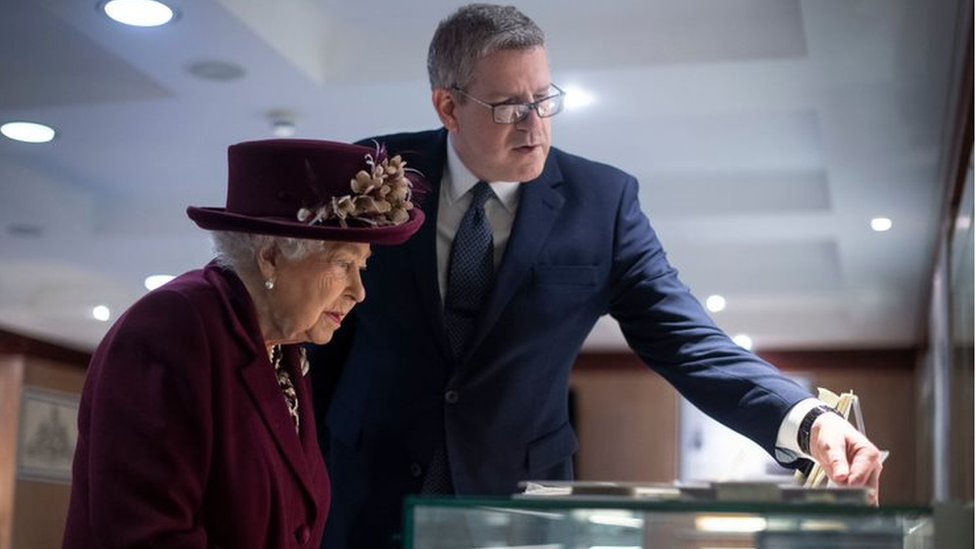 The late Queen Elizabeth II and former spy chief Andrew Parker during a visit to the intelligence agency