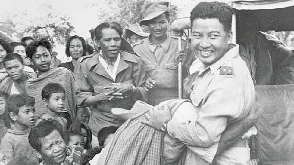 سيهانوك مع مجموعة من الأسرى الفيتناميين