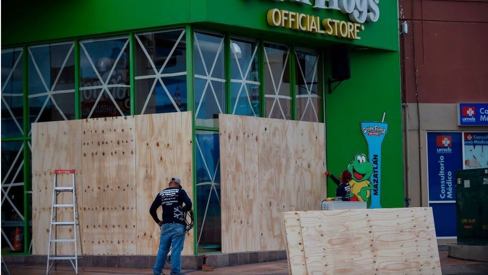 Almacén siendo protegido con tablones de madera