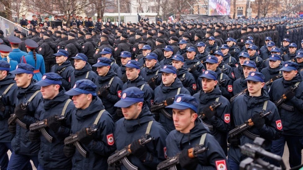 شرطة صرب البوسنة خلال عرضهم العسكري الذي حضره دوديك