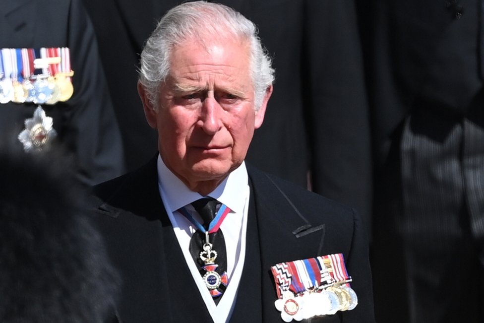 El príncipe de Gales sigue al Land Rover Defender que lleva el ataúd del duque de Edimburgo antes del funeral en el Castillo de Windsor, Berkshire, el 17 de abril de 2021.