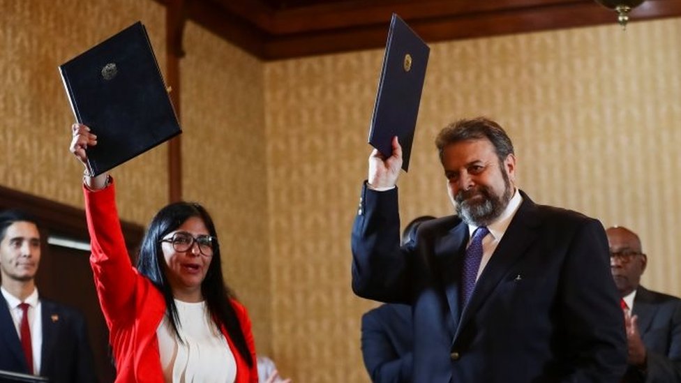 Дельси Родригес, вице-президент Венесуэлы, и депутат от оппозиции Тимотео Самбрано подписали соглашение, подписанное во время презентации совета национального диалога в Каракасе, Венесуэла, 16 сентября 2019 года.