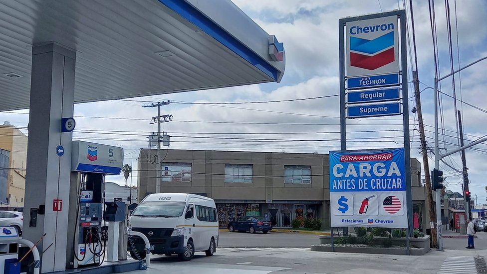 Cartel en la gasolinera Chevron del bulevar Agua Caliente, en la colonia Cacho de Tijuana.