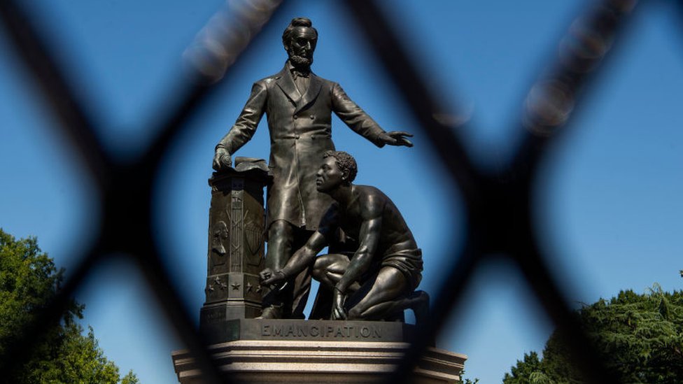 Monumento de Emancipación en Washington DC, con Lincoln de pie y un esclavo arrodillado.
