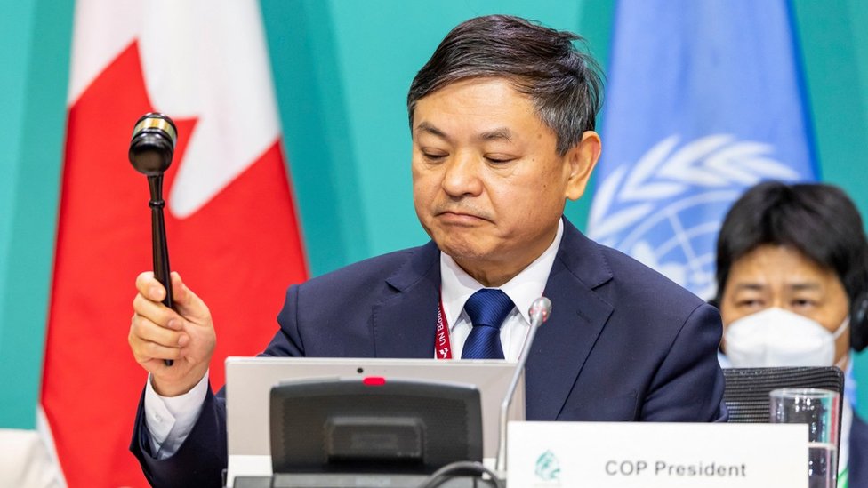 El presidente de la COP 15, Huang Runqui, sosteniendo un mazo para aprobar el acuerdo.