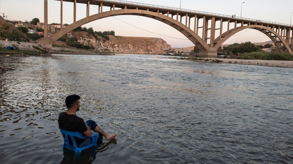 hombre sentado a la orilla del Tigris