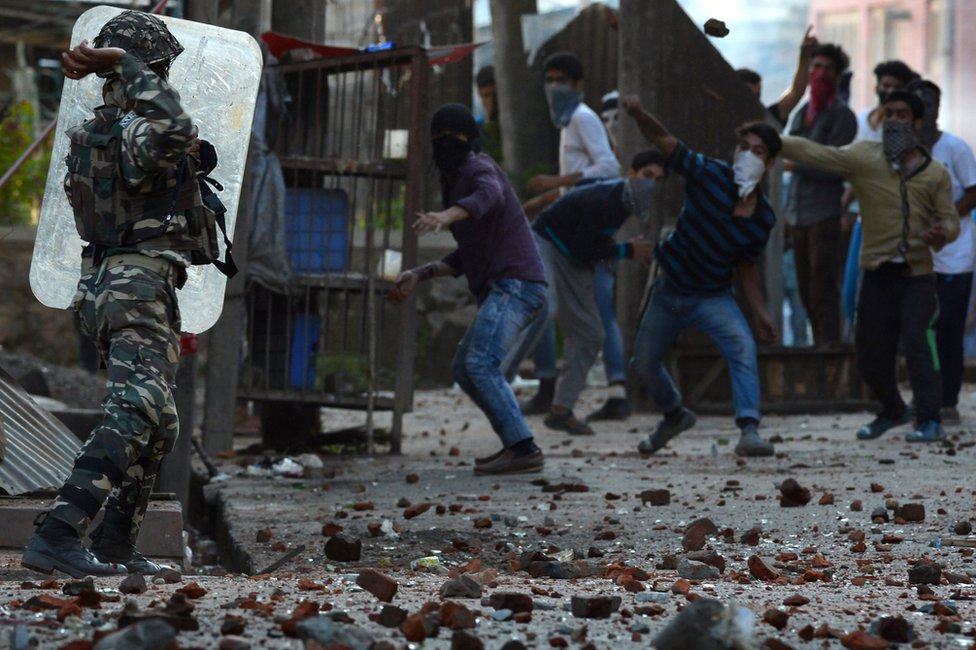Силы безопасности Индии открыли огонь из дробовика по протестующим в Кашмире во время столкновения в Шринагаре в июле 2016 года.