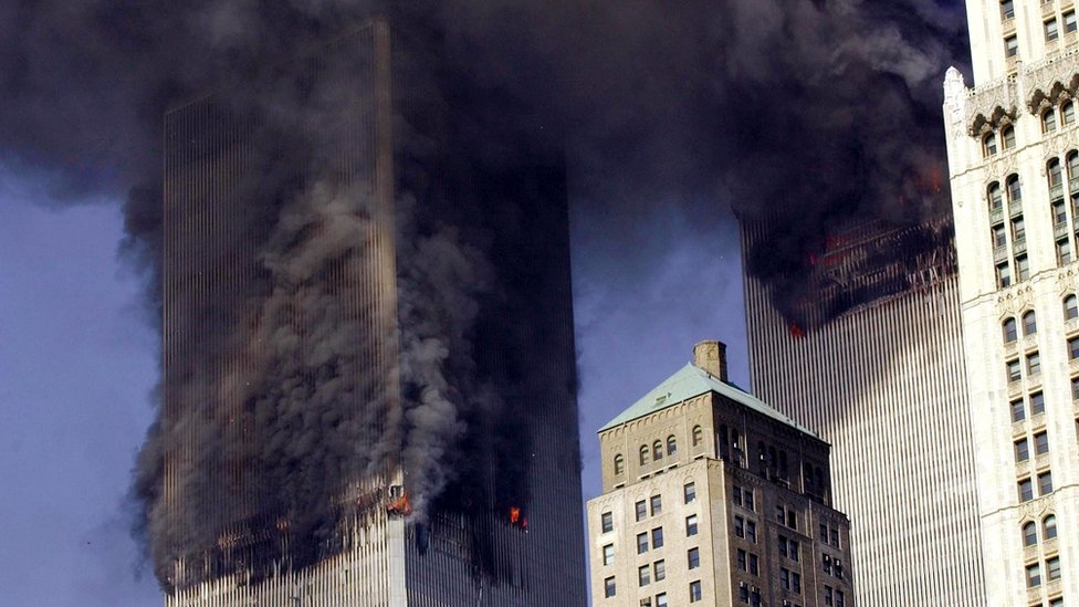 Башни-близнецы в Нью-Йорке горят во время событий 11 сентября