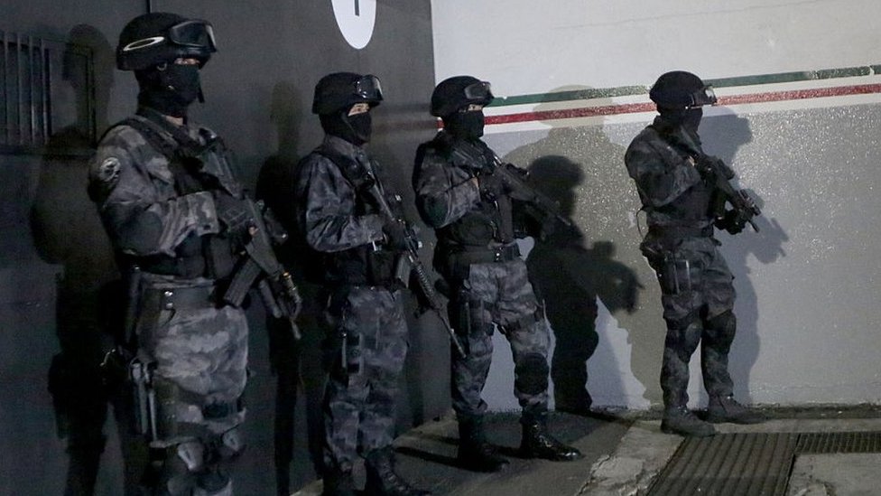 Policías en el aeropuerto de Ciudad de México a la llegada de Héctor Palma Salazar el 15 de junio de 2016.