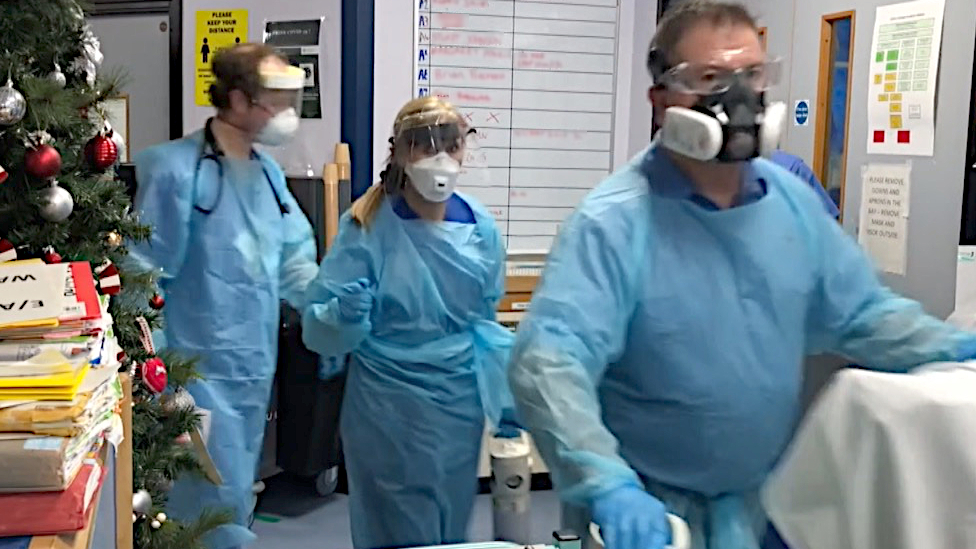 Сотрудники больницы Морристон в Суонси носят полные СИЗ в палате Covid